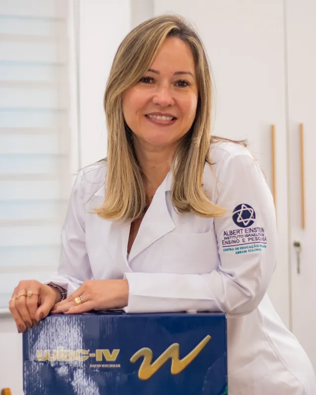 Raquel com a caixa do teste WISC-IV